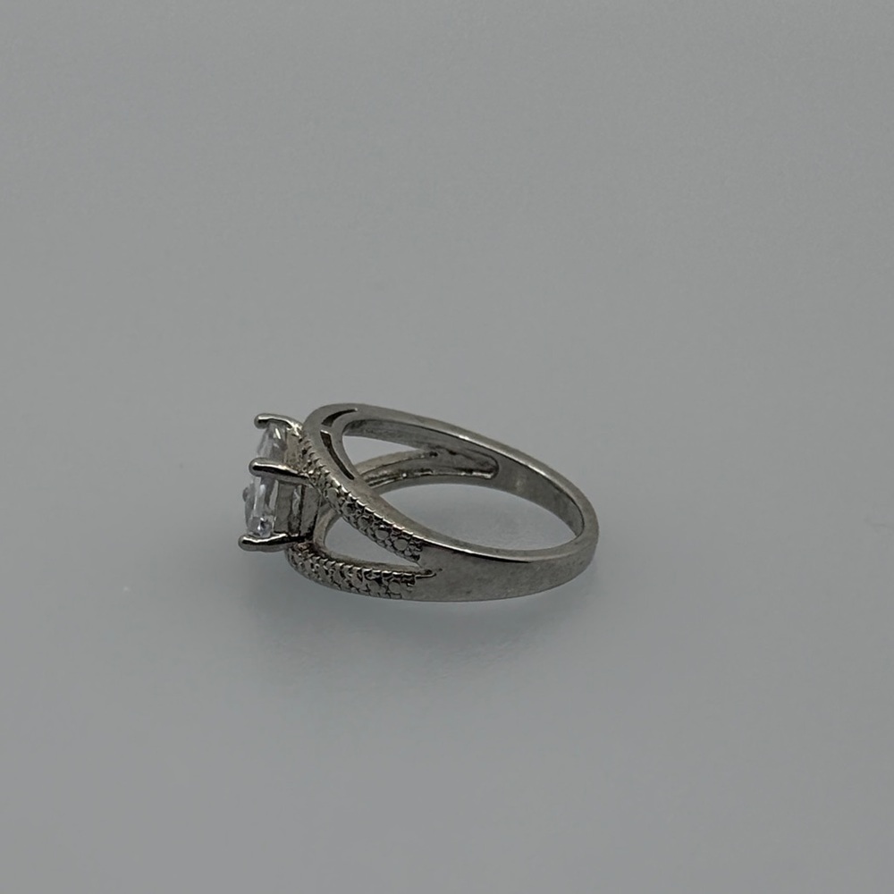 Swarovski Crystsal Silver Women's Ring with Clear Stone - Picture 5 of 6